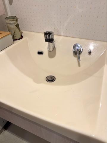 洗面台の下から水が