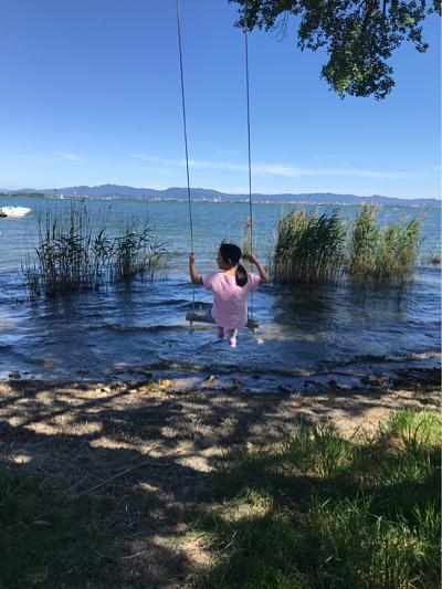 琵琶湖でブランコ遊び