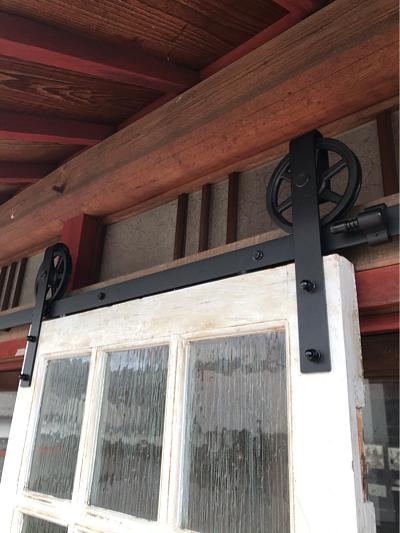 カフェにアンティーク引戸