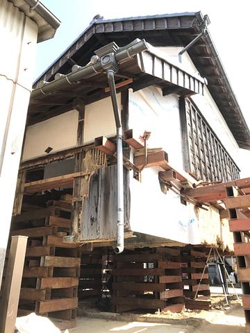 宙に浮かぶ古民家蔵