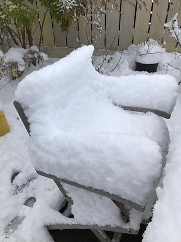 雪のイスができました。