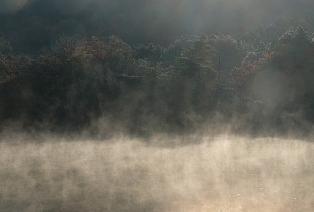 蒸気霧と紅葉