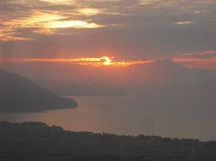 星空と朝焼けと彼岸花