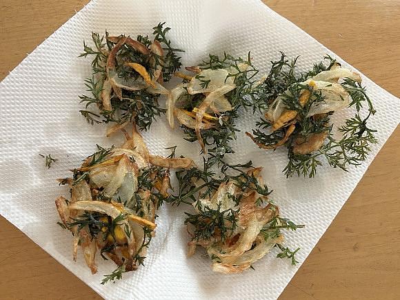 間引いたにんじんで作ったかき揚げ