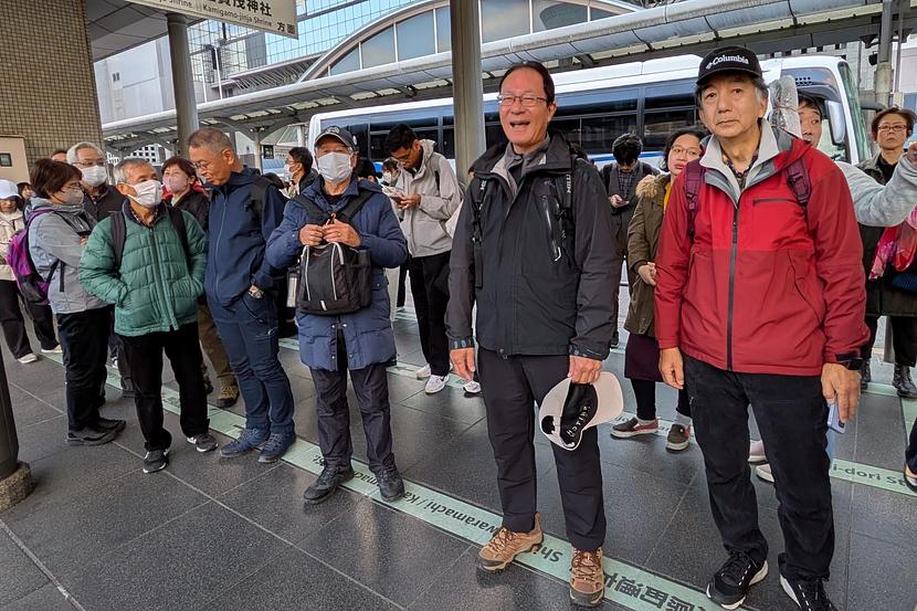 京都駅前バス停 A2で7番バスを待っています