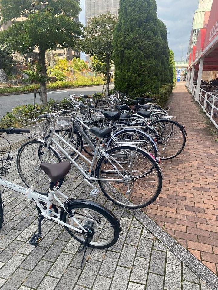 スーパーの駐輪場から放り出される自転車