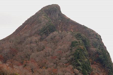 怪異な山容の冠山