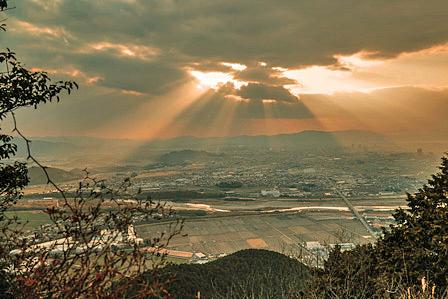 三上山頂上から光芒を望む
