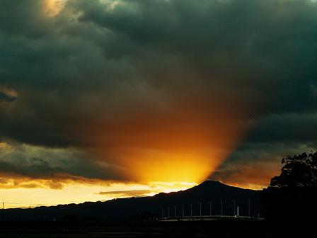 比叡山に真っ赤な残照