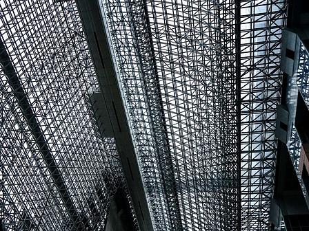 京都駅の構内むき出しのトラス構造