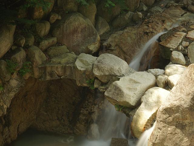 このアーチ石橋、人工それとも自然石