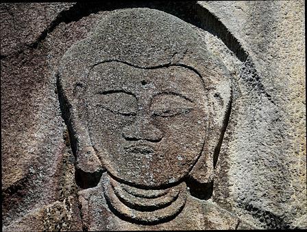 ほっておけない顔/富川摩崖仏