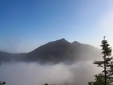 霧雲に浮かぶ鹿島槍ヶ岳