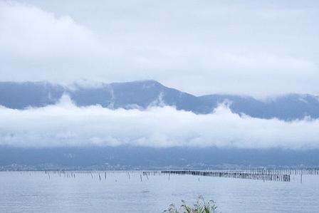 琵琶湖にたなびく細長い雲