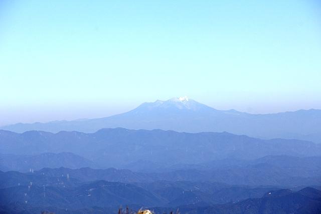 伊吹山から噴煙の木曽御嶽山を望む