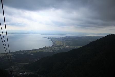 霧に覆われた比良山系の烏谷山