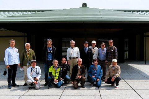 京都迎賓館の前で集合写真