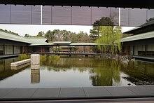 夕映えの間から廊橋を見る