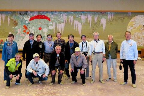 藤の間で集合写真です