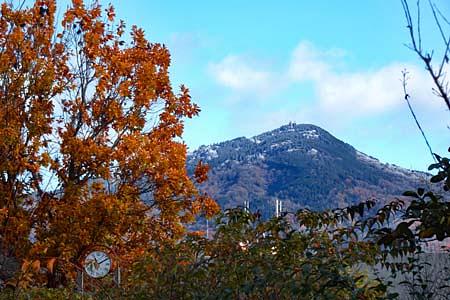 比叡山の初冠雪と紅葉