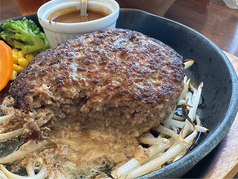 肉汁溢れるハンバーグ