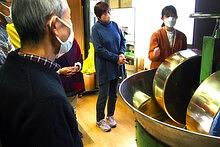 お香の材料を混ぜ合わせる機械