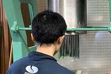 材料を穴から押し出し柔らかい線香に