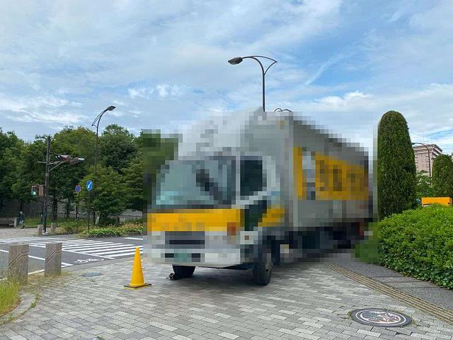 自転車も通ってはいけない歩道に引っ越しの車はいいの？