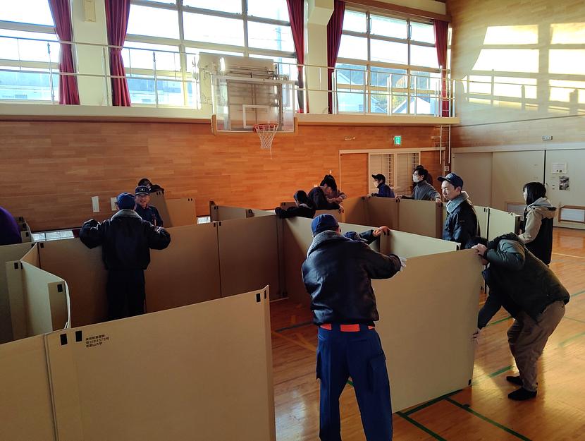 段ボールパーテーションで居住区画をつくる、マジックテープで留めるのが難しく悪戦苦闘しています。。