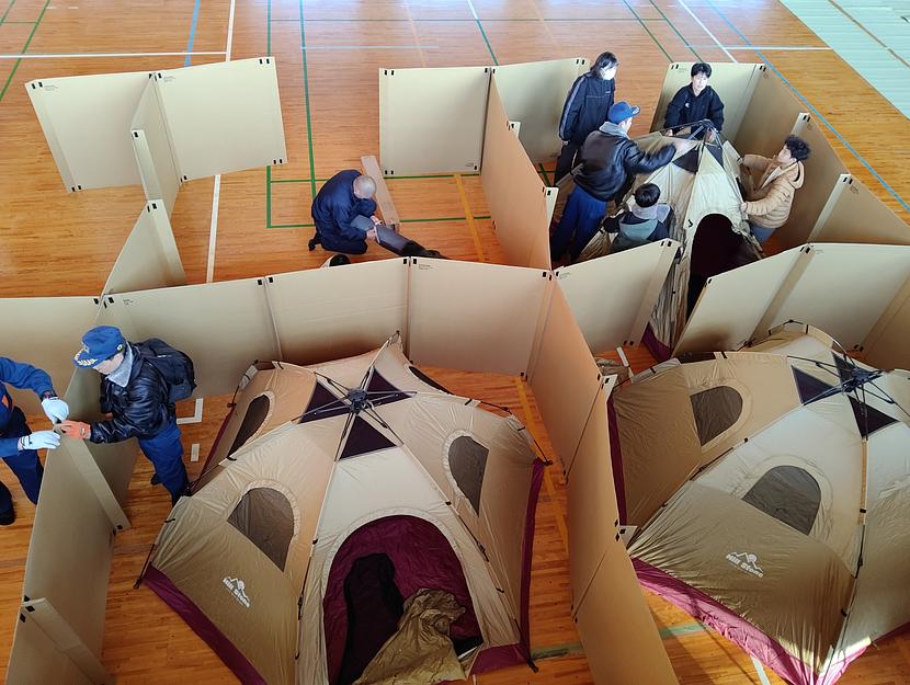 プライバシーと寒さを考えてワンタッチ式テントも併設します。3~4人は入れます。