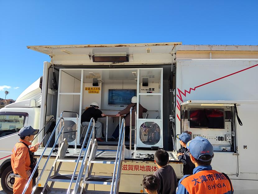 机にしがみついて必死に耐えます。