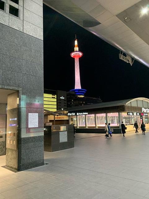 京都タワーは、白ライトアップ