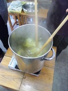 鍋にハンカチとスカーフを投入！