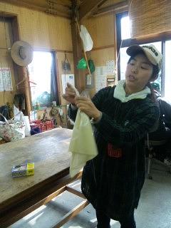 豆乳で絵付け　輪ゴム絞りで模様付け中