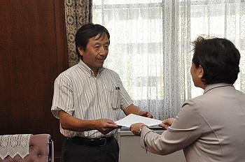 滋賀県知事嘉田さんから認定証を授与される阿部代表理事の写真