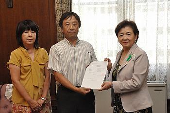 知事と阿部代表理事、仲野専務理事の3人で記念写真