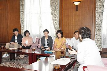 嘉田知事としがNPOセンターの３人、あさがおのお二人がお話ししているところの写真