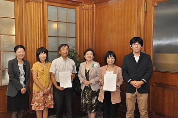 知事と記念写真