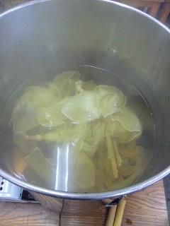 待ち時間に竹箸作り