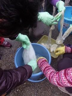 鍋から取り出し水洗いし触媒へ浸けておきます