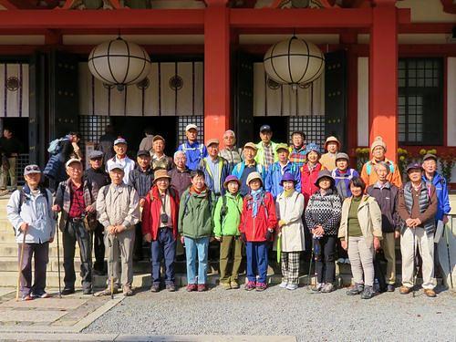 鞍馬寺金堂前で記念撮影