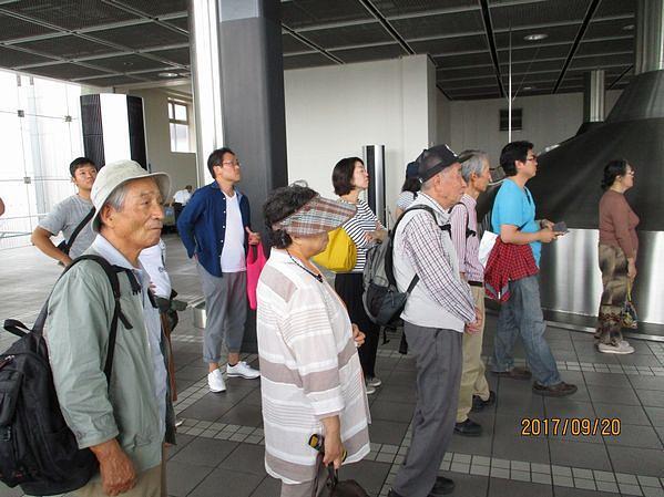 サントリービール工場で説明を受ける一行