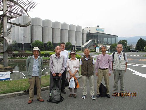 サントリービールの工場内での記念撮影