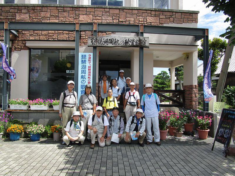 ③琵琶湖周航の歌資料館前にて記念撮影