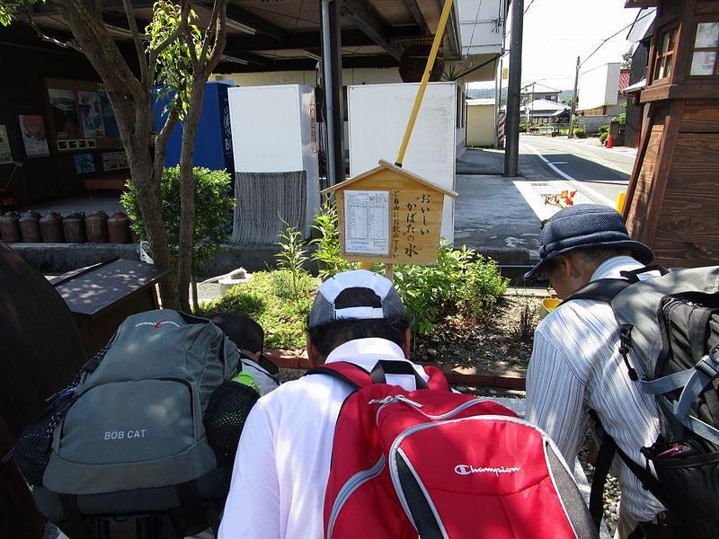 ⑪かばたの水を飲む一行
