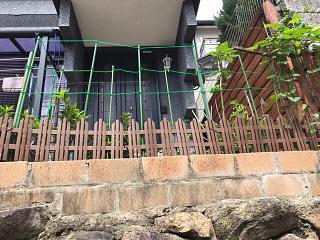 台風で崩壊した花壇柵復旧！