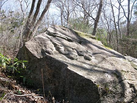 金勝山山麓の逆さ観音