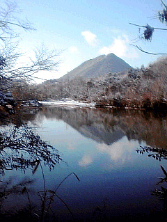 群青色の逆さ三上山