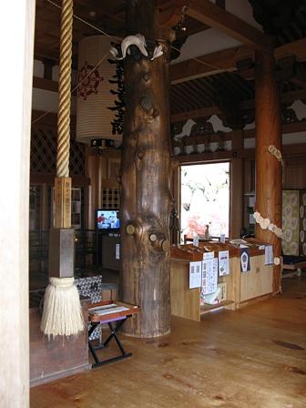 観音正寺の抱きつき柱