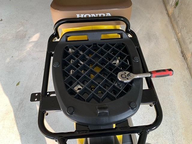 スーパーカブ１１０リアボックスベースプレート増し締め！